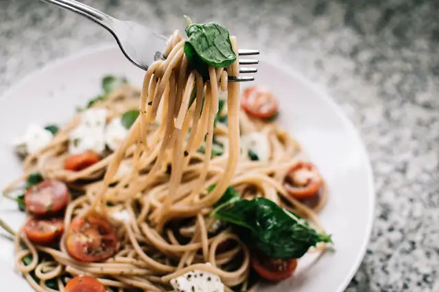 spaghetti with tomatos and basil