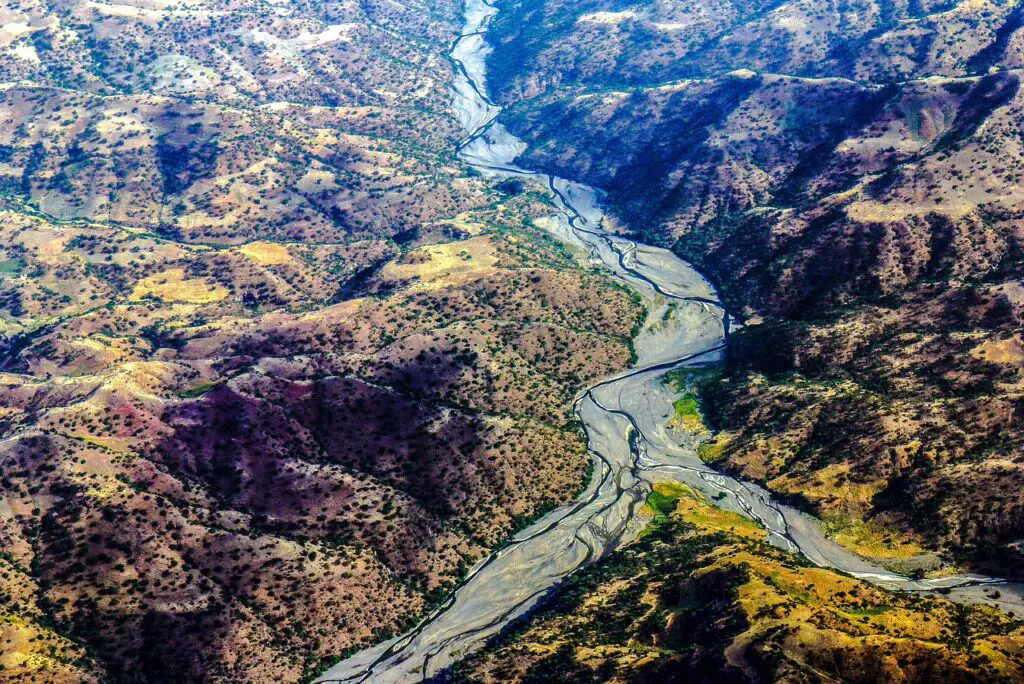  A mesmerizing view of an Ethiopian river meandering through the picturesque Rift Valley
