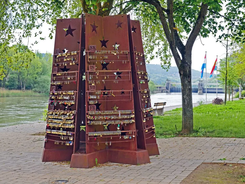 A lock for Schengen – Lock yourself into the Schengen spirit of free movement with open borders and fasten a padlock to the sculpture. Sculpture inaugurated on May 24, 2013.