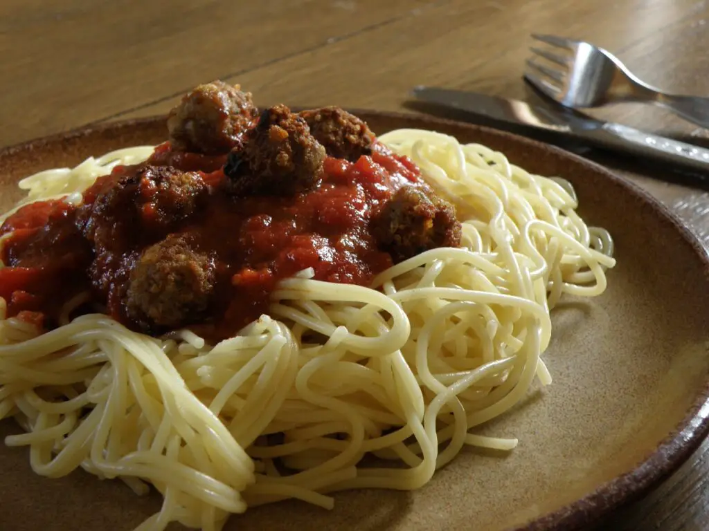  a flavor paradise with this classic duo—spaghetti and meatballs!